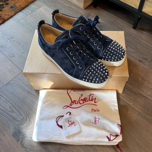 Christian Louboutin  - Christian Louboutin i riktigt fint skick, den mest eftertraktade och svårhittsde färgen. Storlek 43,5 all og. Nypris 9500 mitt pris 5000 men tar emot rimliga bud. Bara att skriva vid frågor eller funderingar, över 70 refs från nöjda kunder finns!