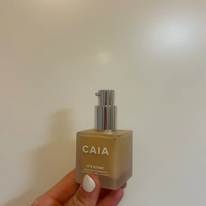 CAIA It's Iconic Liquid Silk Foundation - Säljer en CAIA It's Iconic Liquid Silk Foundation i färgen 2W. Använt 3 pump av den så på andra bilden syns det hur mycket som är kvar. I princip helt full💓