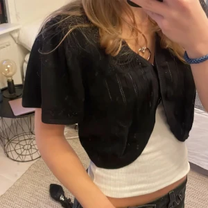 Stickad bolero  - Stickad bolero i fint skick! Är knappt använd och passar bra till hösten!🍂🍁💕