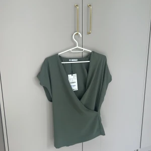 helt oanvänd tröja - helt oanvänd tröja från zara, super snygg inför hösten, köptes i juni, för 220kr men har tyvärr ej kommit till användning 🙁 tryck gärna på köp nu! 😍