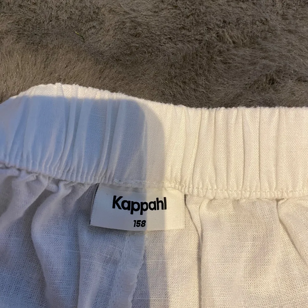 Jättefina linnebyxor från Kappahl som är i bra skick. Säljer ni pga att de är för små.. Farkut & Housut.