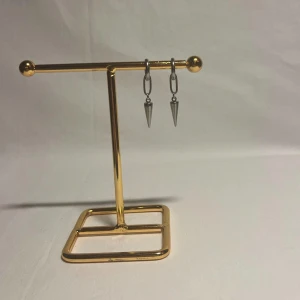 Örhängen  - Otroligt fina örhängen! Finns i silver och guld.  Köp för 79kr/st Eller 149kr/paret. Modell 122.  Smyckes ställningen finns även att köpa för 299kr!