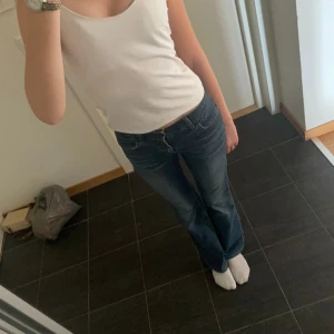 Low waisted flared jeans  - Fett snygga Low waisted jeans som är i braskick, säljer eftersom de var för små för mig och jag är lite osäker över storleken men jag tror de e ungefär nåt mellan 34,35 cm i midjemått och runt 75 cm i längden 💕 finns liten defekt sista bilden ❤️