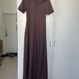 Klänning Na-kd - Superlång och storlek xs Rekommenderar för de som är minst 170 cm långa