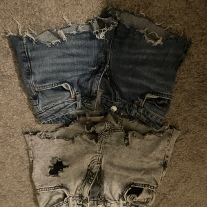 jeans shorts  - 80kr st  mörkblå: storlek 32 grå: storlek 158