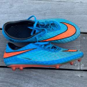 Säljer dessa Nike Hypervenom i storlek 42,5, något stora. Skorna är otroligt sällsynta och går knappt att få tag i. Skick: 8/10, nylimmade. Pris 2300 kr. Tveka inte på att höra av dig vid frågor. 