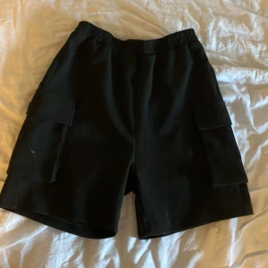 Svarta shorts från Shein - Säljer ett par svarta shorts från Shein i storlek S. De är bekväma och har en normal passform. Perfekta för sommarens alla aktiviteter! 🖤