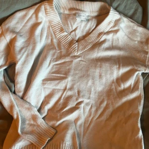 Vit stickad tröja - Vit v-ringad tröja. Använd få gånger. Perfelt till hösten!  Skriv vid fler bilder eller intresse 🤍