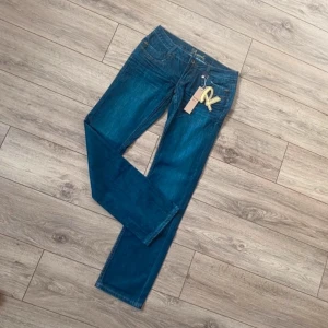 Super coola jeans från R.Marks🎸 - Låg midja low waist jeans med cool bakficka som tyvärr är för små på mig💙 Pris kan diskuteras!