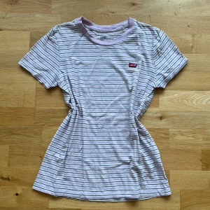 T-shirt Levi’s - Söt randig t-shirt från Levi’s💖 Kontakta mig vid intresse och tveka inte med att ställa frågor 🥰