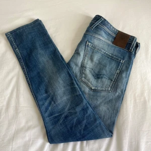 Replay Anbass 32/34 - Replay anbass jeans i färgen blå. Storlek 32/34 men passar 32/32. Fint skick, köp för endast 499kr