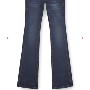 Mörkblå diesel jeans i storlek w25 L30 - Säljer mina älskade diesel jeans som tyvärr är för långa för mig som är 166. De är köpta för 1800 men pga slitaget vid fötterna säljer ja endast för 800🩷