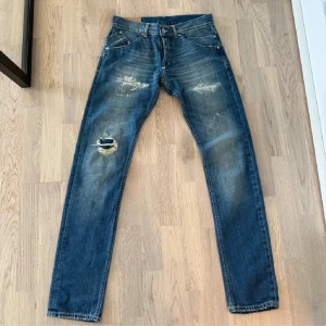 DonDup Jeans - Tjenare säljer nu mina feta Dondup jeans ”Sam” i storleken W31, de är 42cm i midjemåttet! Hör av er vid minsta fråga! Kom gärna med byten!