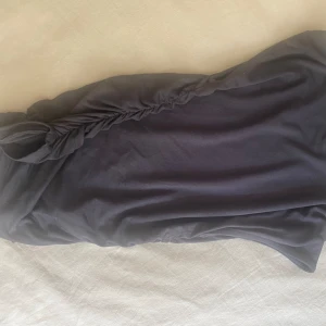 T-shirt  - Säljer denna jätte fina toppen ifrån den heter  Gina Tricot soft touch boatneck top i storlek xs den e grå svart 