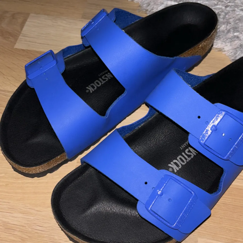 Säljer dessa helt oanvända Birkenstock storlek 43.  Lådan finns inte kvar - men de är aldrig använda så som nya! . Skor.