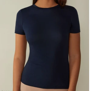 Intimissimi tröja - Mörkblå Intimissimi tröja i bra skick, inga defekter och knappt använd. Pris kan diskuteras!