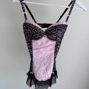 korsett  - Säljer en superfin korsett från Ann Summers i storlek S/M. Den är svart med rosa detaljer och har spetsmönster. Vid köp av bundle får du rabatt 💛
