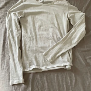 Långärmad vit tröja - Super fin tröja ifrån Cubus nästan aldrig använd🩷