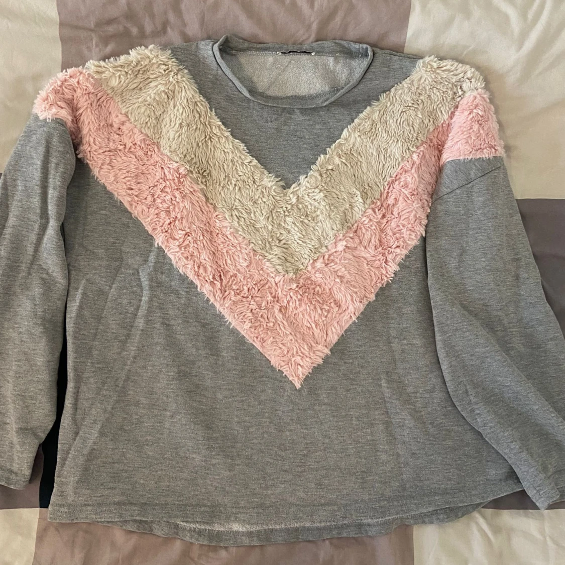 Grå tröja från Zara Trafaluc med fluffiga detaljer