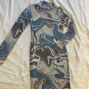 Klänning & Toppar  - Alla plagg är i bra skick, den blå vit mönstrade klänning har två hål vid handleden. 
