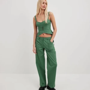 Nakd grönt set - Säljer detta gröna det, aldrig använt med prislapp kvar Överdel storlek 38 Underdel storlek 36