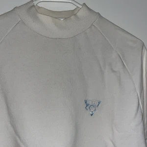 Junkyard crewneck - Crewneck sweatshirt, använd ca. 2-4 gånger så i princip som ny. Oversized storlek S. Min katt råkar ha dragit i en tråd men det är enda defekten jag kan se. Nypris 400kr!