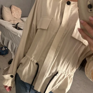 Sommar jacka - En tunn beige jacka/kofta från zara som inte kommit till användning. Den har vida ärmar och går att knyta i midjan. Den är storlek XL men passar mig som brukar ha S i överdelar. Köptes för typ 500kr