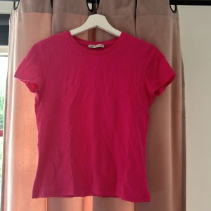 Rosa T-shirt från Zara - Aldrig använd. Storlek S. 50kr