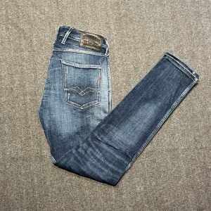 Replay - Säljer mina replay jeans med slitningar som är i gott skick utan några defekter.