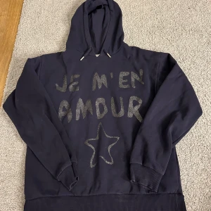 Jättefin hoodie😍😍 - Säljer denna mörkblå hoodie från Gina Young❤️ Den har en fläck på ena armen (se bild 3) 💞 Men annars är den i jättebra skick❤️ Skriv vid fler bilder eller frågor ❤️