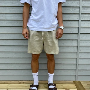 Linne shorts - Beige linne shorts från Arket. Knappt aldrig använda och är i toppen skick. Priset kan diskuteras vid snabb affär! Om du har funderingar är det bara att höra av sig!