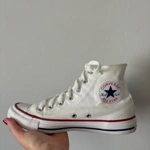 Vita Converse All Star sneakers - Vita Converse som är använda men i fint skick 🤍storlek 39, kan mötas upp i Sthlm ⭐️