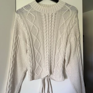 Stickad tröja - Fin stickad tröja med öppen rygg, använd enstaka gång🤍