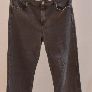 Baggy jeans - Säljer dessa grå svarta baggy jeans från C.W raka i benen väldigt strechiga (skriv för fler bilder)🫶🏼