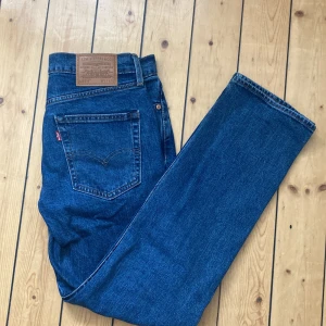 Levi's 514 jeans - Säljer nu mitt  par blå Levi's 514 jeans i storlek W31 L32. Köpte i Levis butik i Sthlm för 1.3.  Skriv vid funderingar!