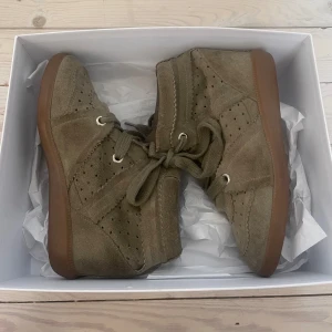Isabel marant skor  - Säljer mina Isabel marant skor i ett bra skick. De är i den gröna färgen och lådan ingår💗
