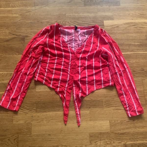 Långarmad linjerad röd blus - Ny blus skön tyg