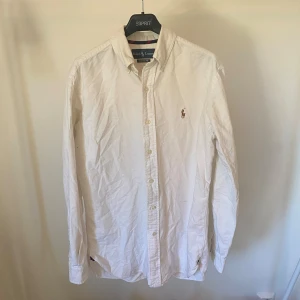 Ralph Lauren skjorta S - Ralph lauren skjorta i färgen vit. Storlek S. Nyskick, inga skavanker. Nypris 1495 kr, köp för endast 599kr. Hör av dig vid frågor🙌
