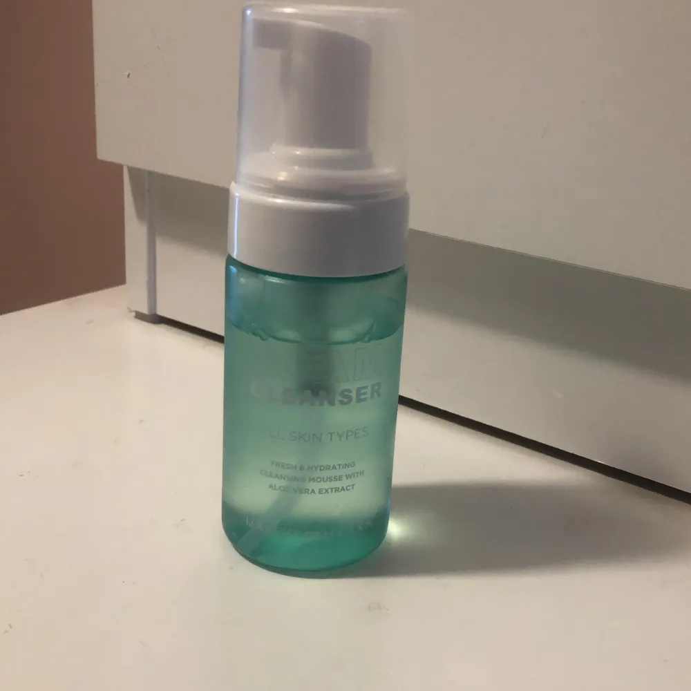 Säljer en foam cleanser från makeupmekka har använt lilte grann har gjort rent den och har originalt köpt för 99kr men säljer för 60 . Skönhet.