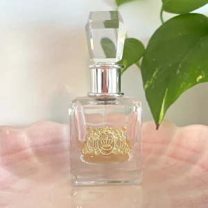 JUICY COUTURE Viva La Juicy - Juicy Couture Vica La Juicy parfym. Eau De Parfum. Ca 25 ml av 50 ml (hälften) kvar. Använd men superfint skick och fräsch. Köpt på Kicks i Sverige. 💗
