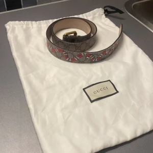 Gucci snake belt  - Säljer fint Gucci bälte lite små repor dem för mer bilder/ har valt allt sälja hela orm Gucci kombination separat/ pris kan diskuteras vid snabb affär / påse ingår även 