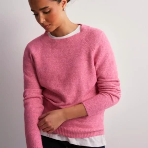 Rosa Stickad tröja - Rosa stickad tröja som är lite nopprig från vero moda.