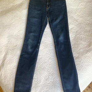 Snygga raka Acnejeans - Snygga och klassiskt raka Acnejeans i mörkblå denim stl 27/32, medelhög midja. Något ljusa över knäna (se bild) men i övrigt bra skick utan hål eller slitage. Mått: 32 cm tvärs över midjan. Innerbenslängd 79 cm. 