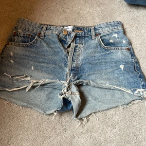 Jeans shorts - Fina jeans shorts från Zara i fint skick ändats använda några gånger (2-5 ksk). 