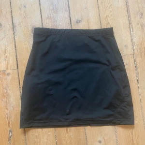 Svart kjol från shein för 15 kr i storlek xs - En svart kjol från shein för 15 kronor plus frakten, den är knappt använd och har fint skick i storlek xs.