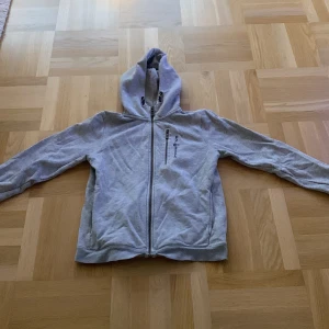 Grå sail racing zip hoodie stl 160 - Använd i fint skick, stl 160 grå sail racing zip hoodie.