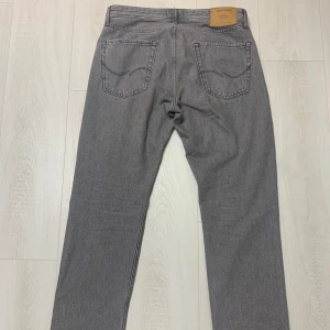 Jack and jones jeans (loose/chris) - Så gott som ny! Nu är det dags att sälja dem här fräscha gråa Jack and Jones jeans som har använts jätte lite pga fel köp (för stora) Jeansen är loose/chris model och storleken är 33/32. Otroligt sköna jeans av grymt kvalitet! Kolla också mina andra annonser!