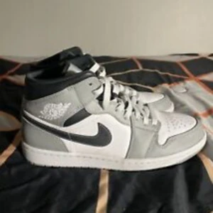Jordan 1 mid smoke grey - Säljer mina jordans nu pga beställde fel storlek. Köpta nya på soleplus för 2999. 📦Box+snör medföljer📦✅ Skick: 10/10 Säljer för 970