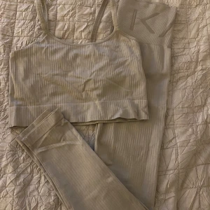 Träningsset från Kayday-Kappahl - Säljer ett bekvämt träningsset från KayDay-Kappahl i storlek S. Använt de 1 gång. Säljer då de inte kommer till användning längre.  Kontakta gärna mig om ni vill diskutera priset💕