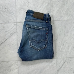 Replay Jeans - Säljer nu dessa otroligt snygga Replay Jeans i den eftertraktade modellen Waitom (Slim/straight) | Jeansen är i fint skick | Storlek: 31, men sitter som 31/32 | Nypris: 1900 kr | Hör av er vid minsta fråga eller fundering :)